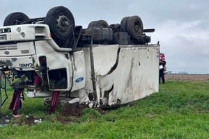 Una persona falleció y otra sufrió heridas leves tras el vuelco de un camión frigorífico.