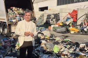 Roberto Nicola Toscano de pie frente al camión de la basura.