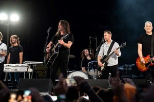 Dave Grohl al frente, acompañado por Chris Shiflett (guitarra) Rami Jaffee (teclados), Ilan Rubin (quien tomó la batería tras el fallecimiento de Taylor Hawkins), Nate Mendel (bajo) y Pat Smear (guitarra). Foto: Gentileza DF Entertainment