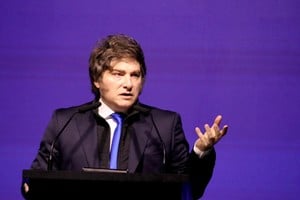 Un año, una promesa incumplida. Encuentro de la Fundación Faro, 4 de agosto de 2025: Milei prometió dejar de insultar.