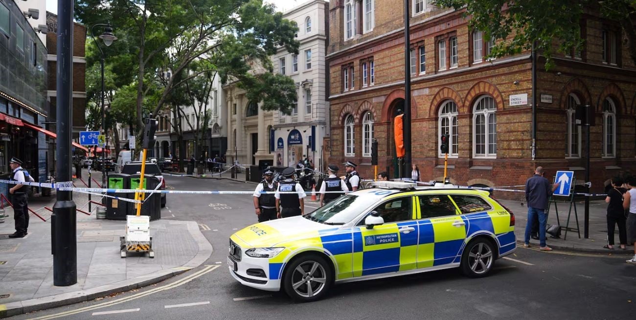 Una mujer fue detenida tras atacar con unas tijeras a cuatro hombres en pleno centro de Londres