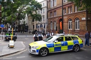 La zona fue acordonada mientras los servicios de emergencia asistían a las víctimas y la Policía realizó las primeras pericias.