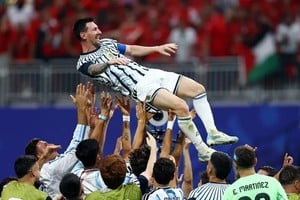 Festejo de Lionel Messi y sus compañeros de la Selección Argentina tras el increíble partido contra los egipcios. A un grande del fútbol mundial, como Zidane, le llamó la atención el vuelco logrado y explicó su punto de vista.