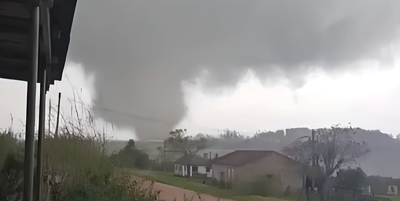 Reportan un atípico tornado en Pedro Osório tras el paso del frente de tormentas