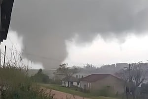El sistema que más temprano estuvo sobre el Este de Argentina, logró generar un nuevo tornado, muy atípico en esta época del año. 