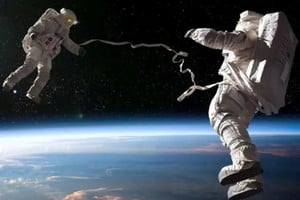 Los astronautas de la agencia estadounidense NASA Jessica Meir y Anil Menon abandonaron este jueves la Estación Espacial Internacional (EEI) para realizar una caminata de unas seis horas y media de duración en la que prepararán la futura instalación de paneles solares desplegables.