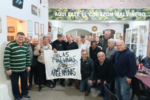 Los ex combatientes de Malvinas de Santa Fe y el jefe de Deportes de este diario en una noche a puras emociones en el Centro de Ex Combatientes