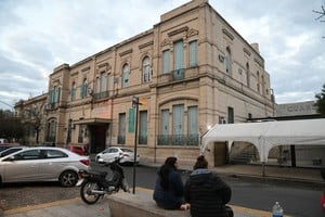 El herido fue trasladado en un vehículo particular hasta el hospital Cullen. Foto: Manuel Fabatía