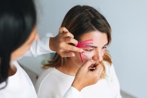 Las cintas adhesivas son utilizadas en distintas zonas del rostro.