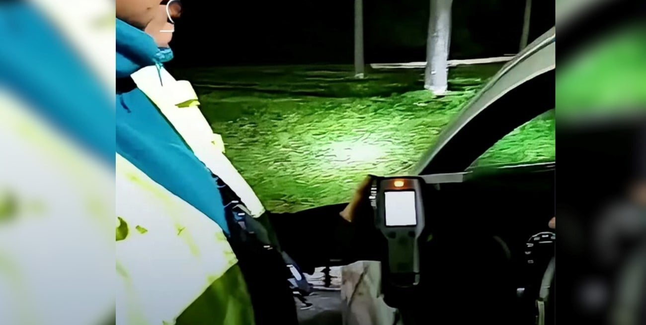 Video: detuvieron a un conductor con licencia falsa y 1,34 de alcohol en sangre