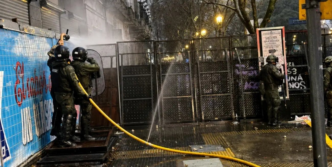 Hubo corridas e incidentes frente al Congreso durante una marcha contra la ley de propiedad privada