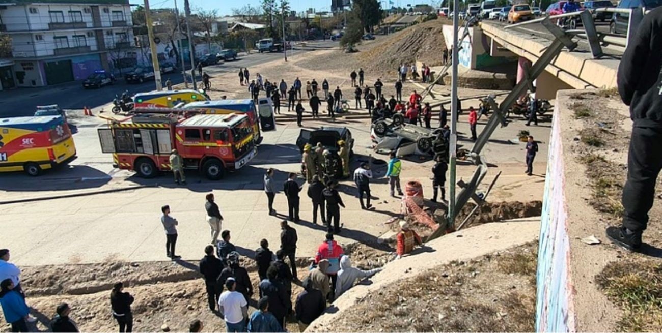 Cayó un auto desde un puente tras un choque múltiple en Mendoza: hay un muerto y varios heridos