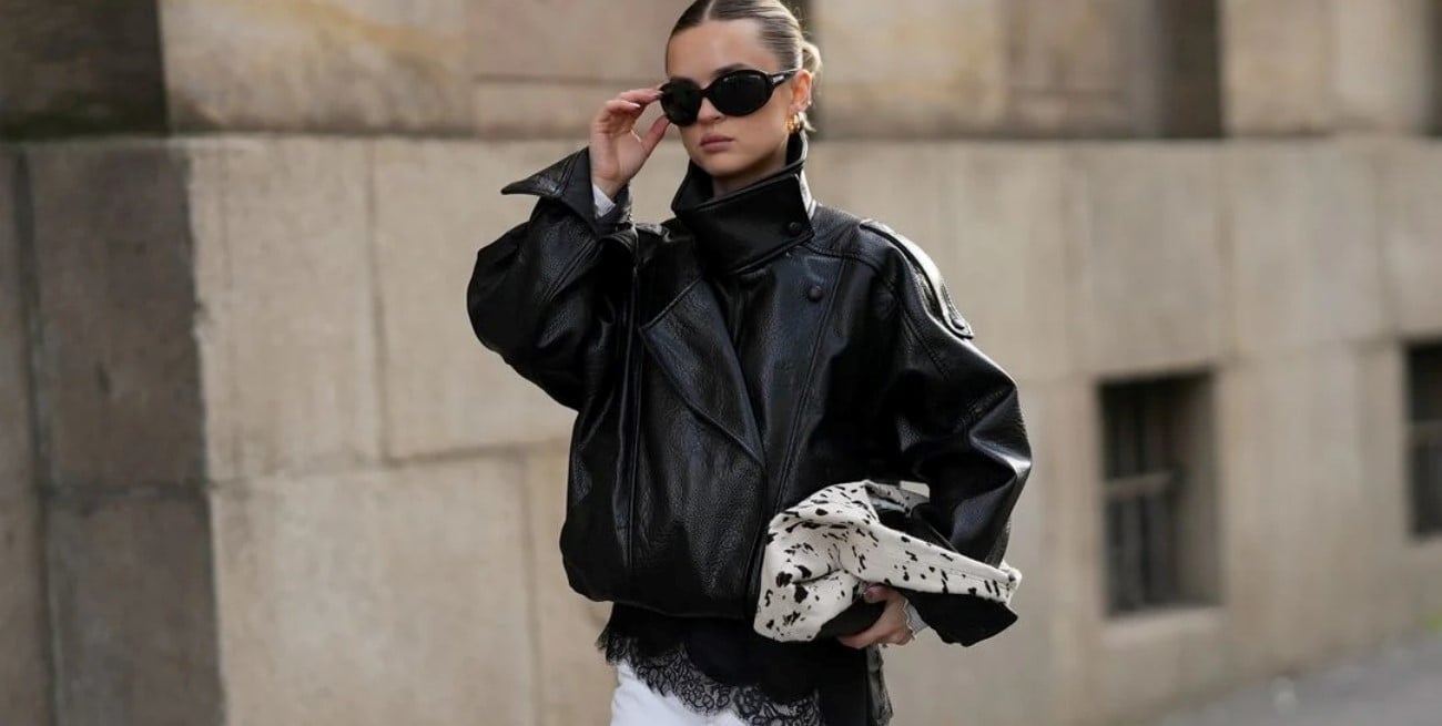 Campera de cuero oversize: cómo usar el modelo viral con cuello alto
