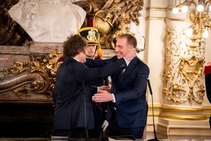 El presidente Javier Milei abraza a Diego Santilli cuando este juró como Jefe de Gabinete de Ministros de la Nación.