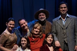 De pie: Guillermina Volken, Juan Candioti, Roberto Francucci y José Pablo Viso; abajo, la autora y directora María Rosa Pfeiffer junto a su asistente Agustina Gudiño y Alejandrina Echarte. Foto: Gentileza Aldana Mestre
