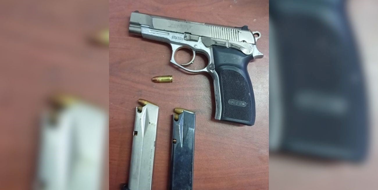Persiguieron y detuvieron a una pareja en auto que llevaba una pistola de grueso calibre