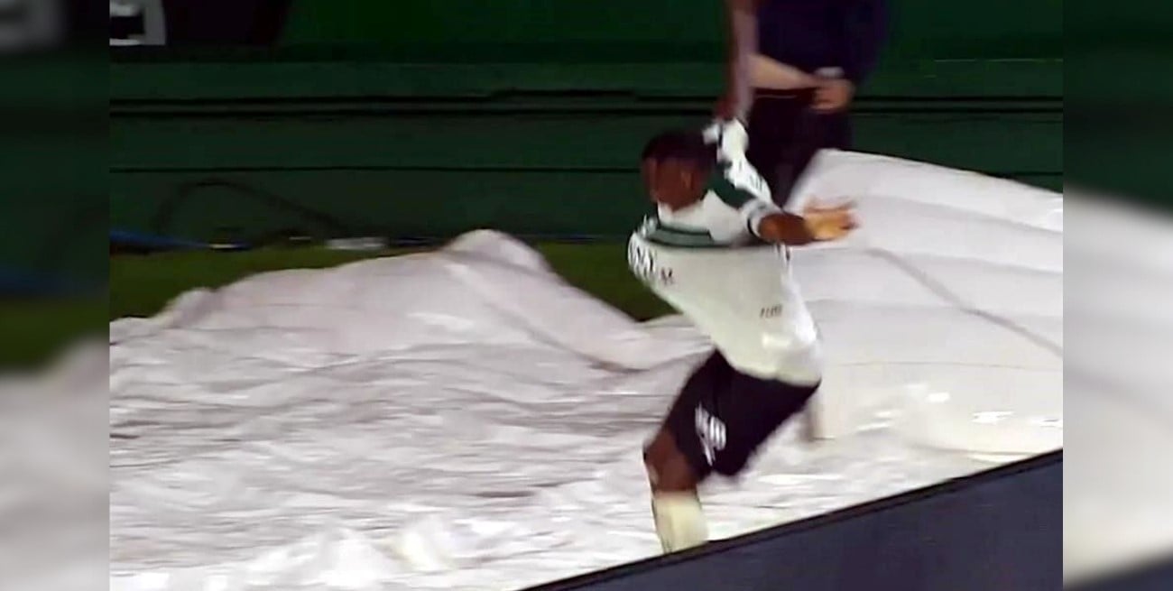 Hizo un gol, saltó una valla, cayó hacia los vestuarios y terminó lesionado