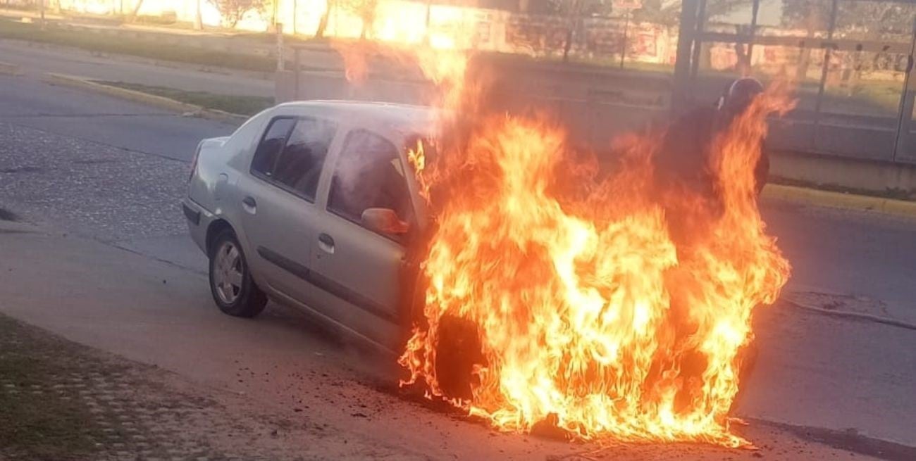 Incendio en Blas Parera: un Renault Clio quedó destruido por las llamas