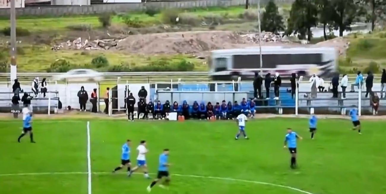 Despejaron la pelota, cayó en plena ruta y provocó un choque durante un partido del ascenso
