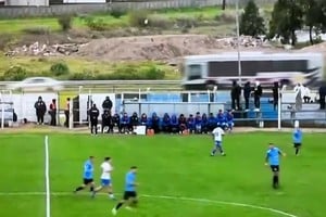 Despejaron la pelota, cayó en plena ruta y provocó un choque durante un partido del ascenso
