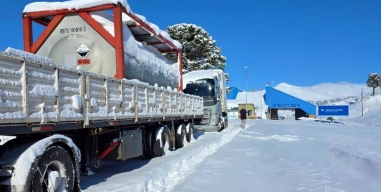 Nieve y frío complican el tránsito en la cordillera: miles de camiones quedaron varados y hay pasos cerrados