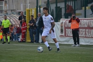 La pelota junto al pie derecho y la mirada al frente buscando la mejor jugada. Luciano Steiger, cuando estuvoen el fútbol italiano.
