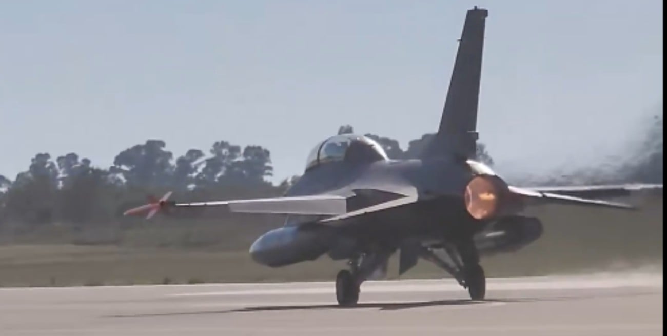 F-16 en el cielo argentino: así fue el pasaje aéreo de los cazas por el 114° aniversario de la Fuerza Aérea