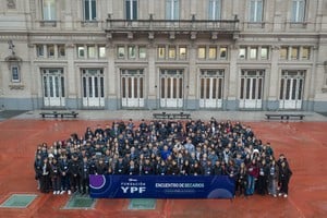 Becarios de Fundación YPF recorrieron instalaciones estratégicas de la compañía y conocieron la industria energética.