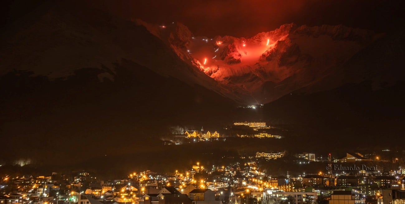Ushuaia se iluminó con más de 100 antorchas en una tradicional bajada por el cerro Martial