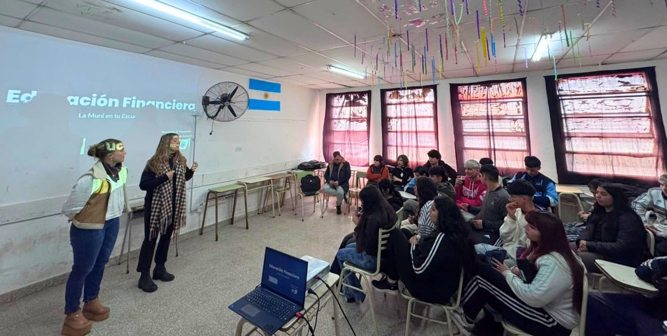 Santa Fe profundiza su trabajo de educación financiera en escuelas secundarias y talleres para las familias