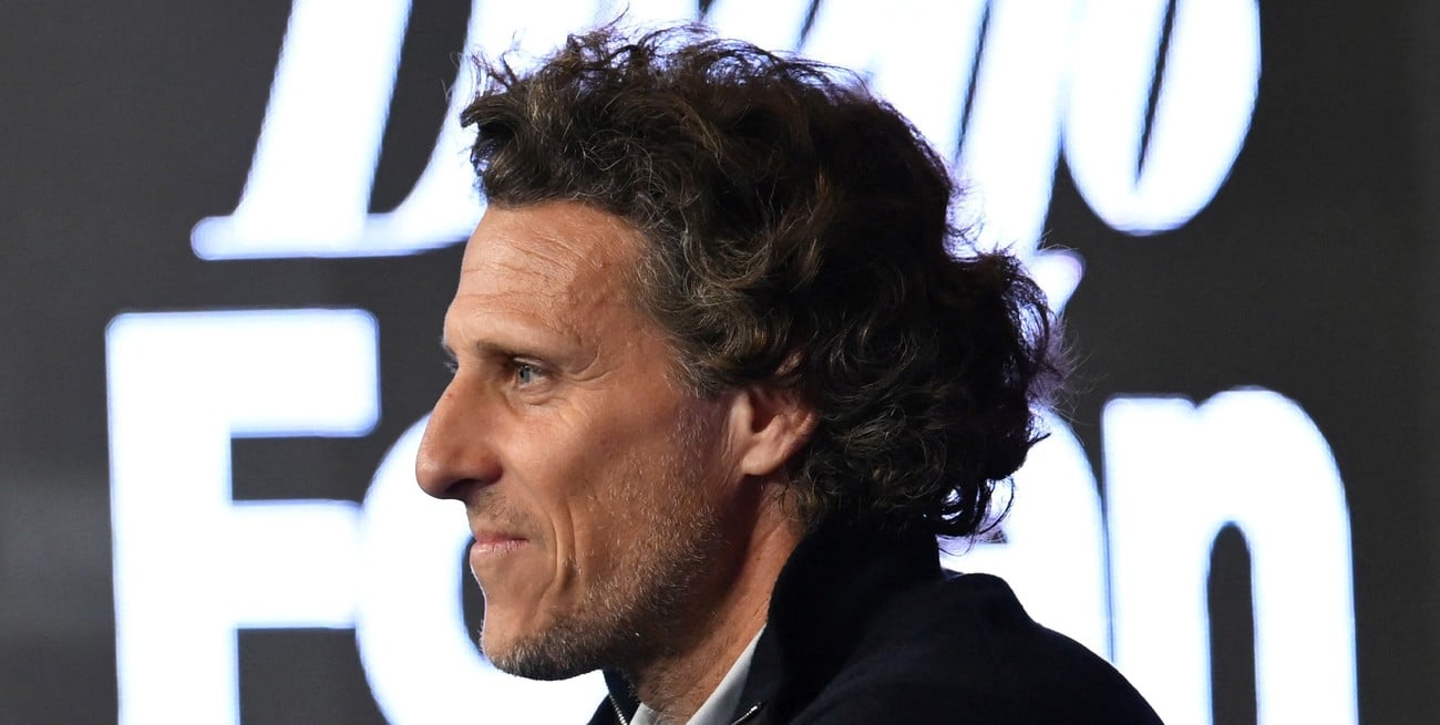 Asumió Diego Forlán como nuevo DT de Uruguay y abrió la puerta al regreso de Luis Suárez