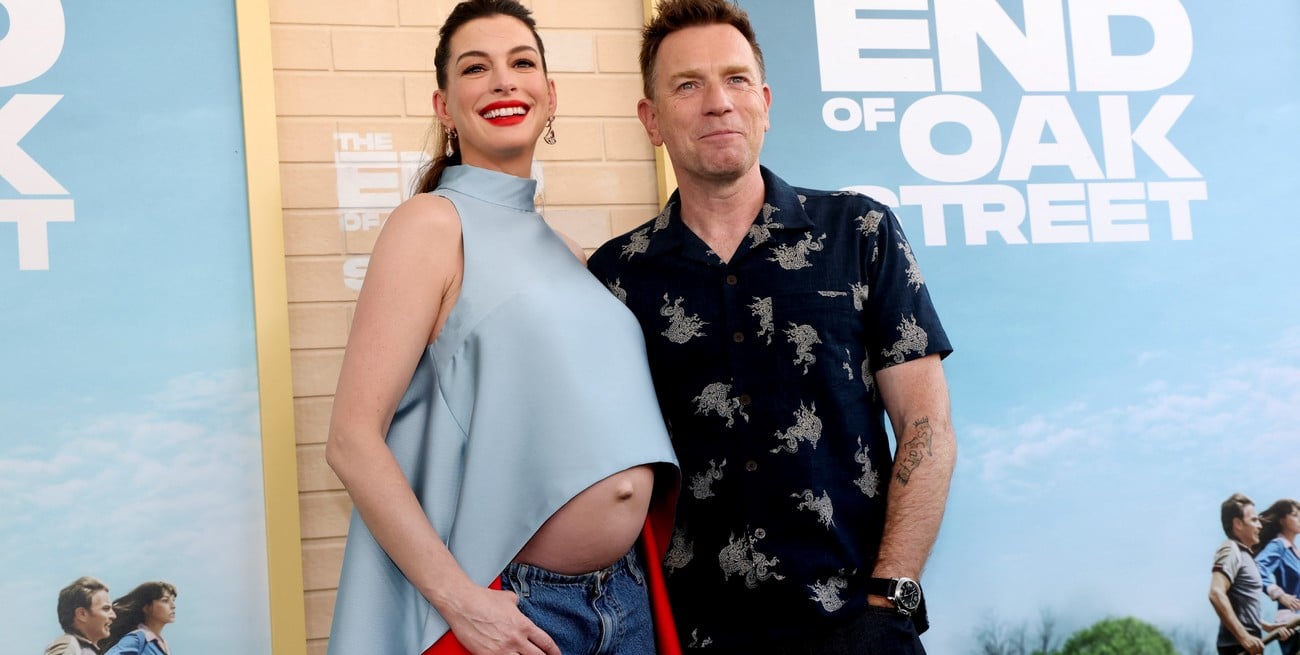 Anne Hathaway sorprendió en la alfombra roja de Los Ángeles con alta costura y jeans