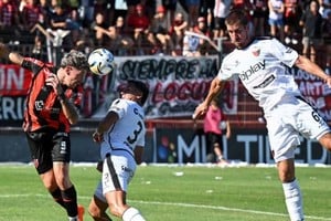 Una imagen de la última vez que jugaron Colón con Patronato. Fue en Paraná y con victoria sabalera. Fotos: Gentileza.