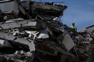 Los equipos de rescate trabajan entre edificios derrumbados  Créditos:REUTERS/Luisa Gonzalez