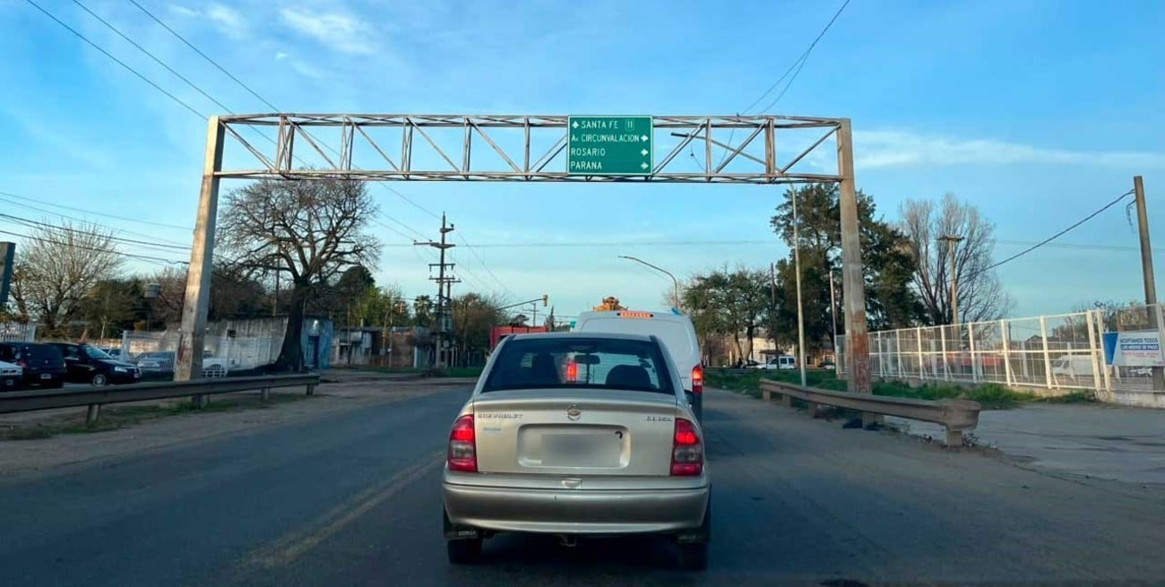 La paradoja de un semáforo en el norte de Santa Fe: ordena poco, congestiona mucho
