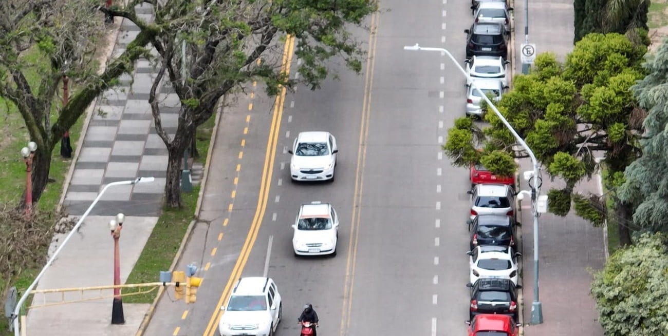Ya demarcan la nueva ciclovía por avenida Illia: bordea el Parque del Sur y ocupa un carril