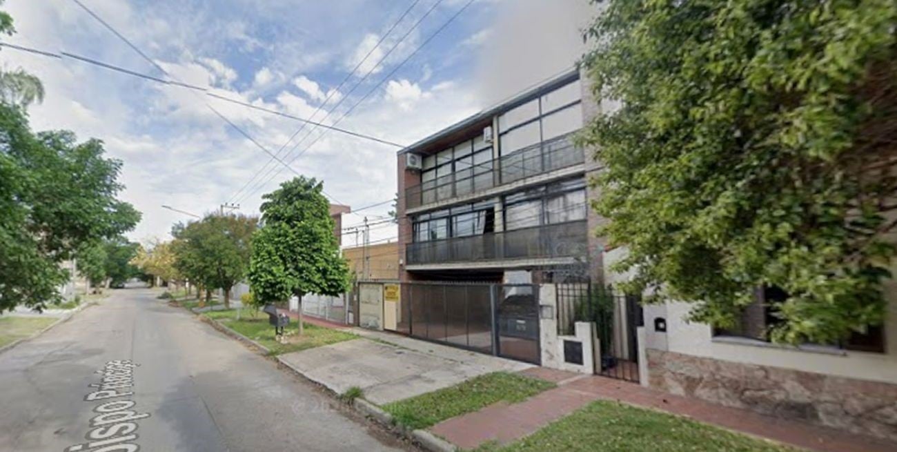 Escuchó ruidos, se asomó y encontró a varios ladrones dentro de su casa