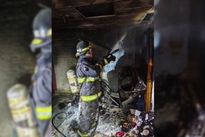 Intenso trabajo de Bomberos durante el siniestro. Foto: Gentileza