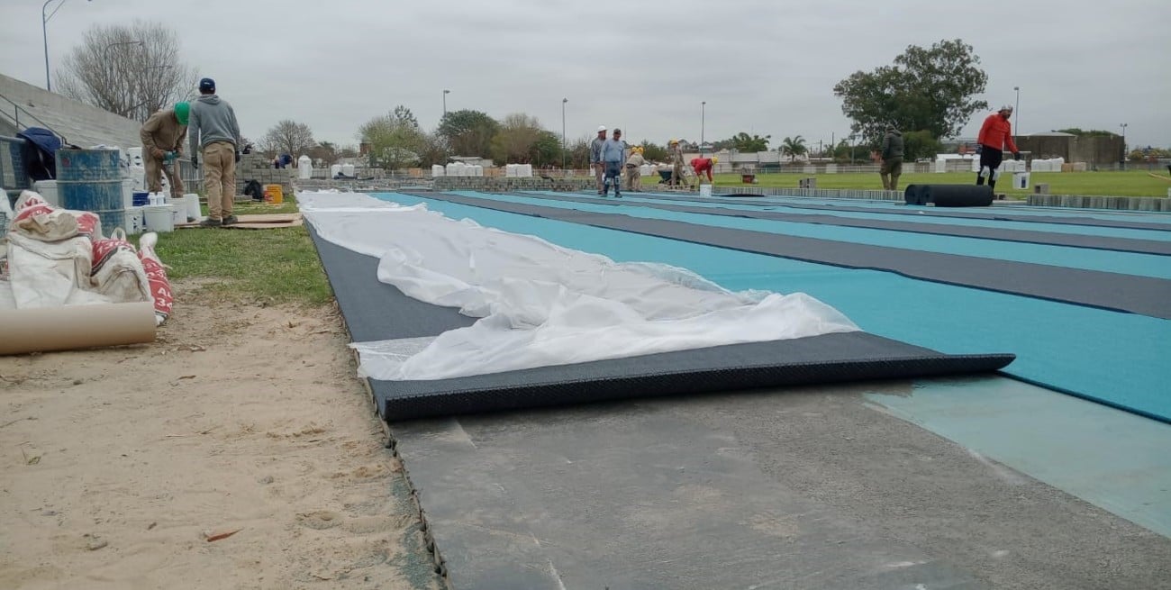 Así luce la nueva pista de atletismo que instalan en el CARD de Santa Fe