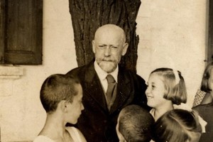 Janusz Korczak. Médico pediatra, pedagogo, escritor, publicista, activista social y oficial del Ejército Polaco. Nació el 22 de julio de 1878 en Varsovia y murió el 7 de agosto de 1942 en el campo de exterminio nazi de Treblinka.