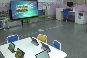 Los alumnos trabajan con tablets configuradas en entornos seguros dentro del espacio educativo.