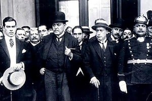 Desde la izquierda, vistos de frente, Elpidio González es el tercero. Aquí aparece acompañando a Hipólito Yrigoyen ("El Peludo", con sombrero bombín), de quien fue ministro de Guerra entre 1916 y 1918 (durante el primer mandato yrigoyenista), así como ministro del Interior entre 1928 y 1930 (segundo mandato). En el primer gobierno de Yrigoyen también fue jefe de la Policía de la Capital Federal.