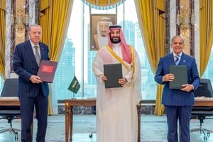 El presidente turco Tayyip Erdogan, el príncipe heredero saudí Mohammed bin Salman y el primer ministro paquistaní Shehbaz Sharif posan tras la firma de un acuerdo de defensa conjunto en La Meca. Crédito: Agencia de Prensa Saudí