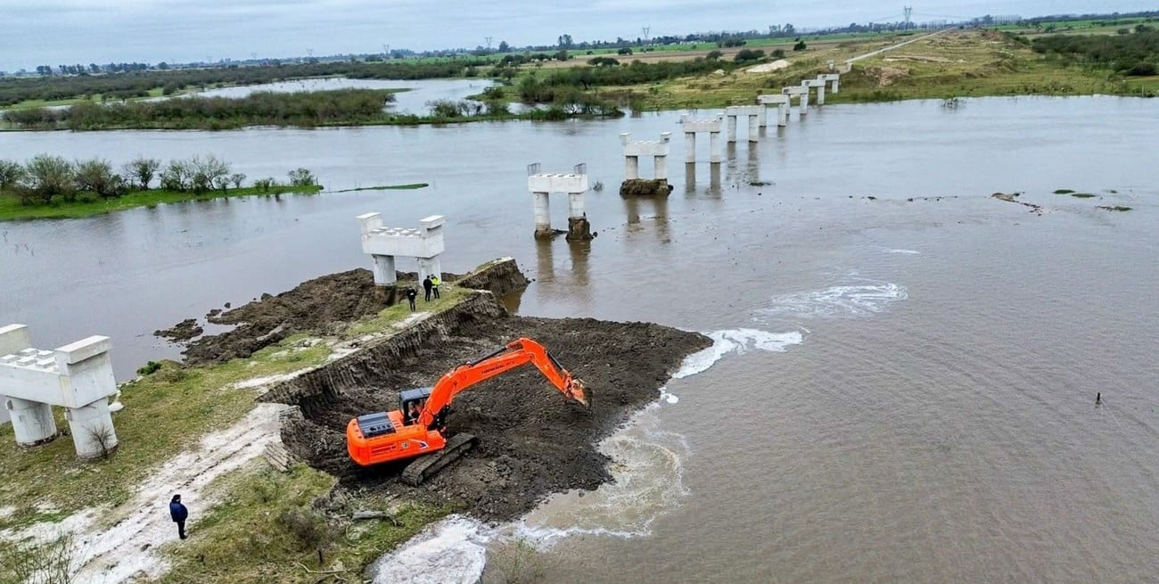 El Gobierno santafesino desarma una obstrucción de 500 metros en el Río Salado