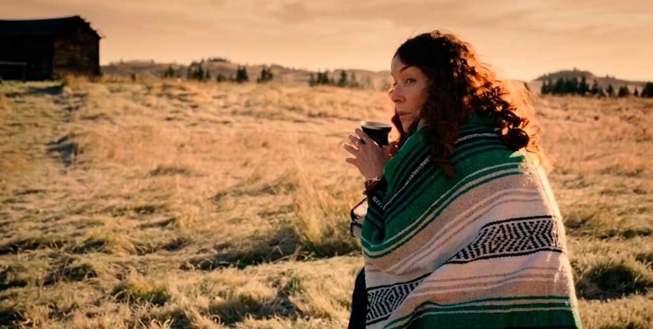 Insólito error en una serie de Netflix: toman mate sin bombilla