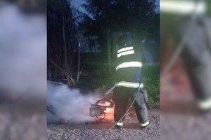 Bomberos debieron intervenir ante el incendio de la motocicleta. Foto: Gentileza