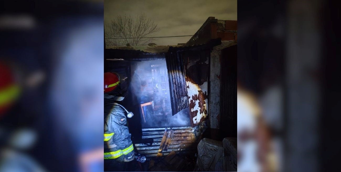 Calentaba ollas con agua contra una de las paredes de chapa y se incendió su casa en Santa Fe