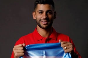 Cuti Romero posó con la bandera argentina durante su presentación.