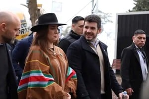 Diálogo animado entre Villarruel y Chiarella, ante la mirada de Puccini. Foto: MVT
