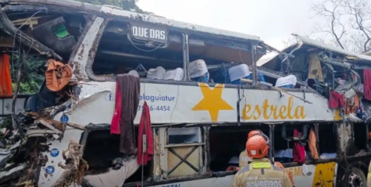 Volcó un micro turístico en Petrópolis y murieron al menos 10 personas
